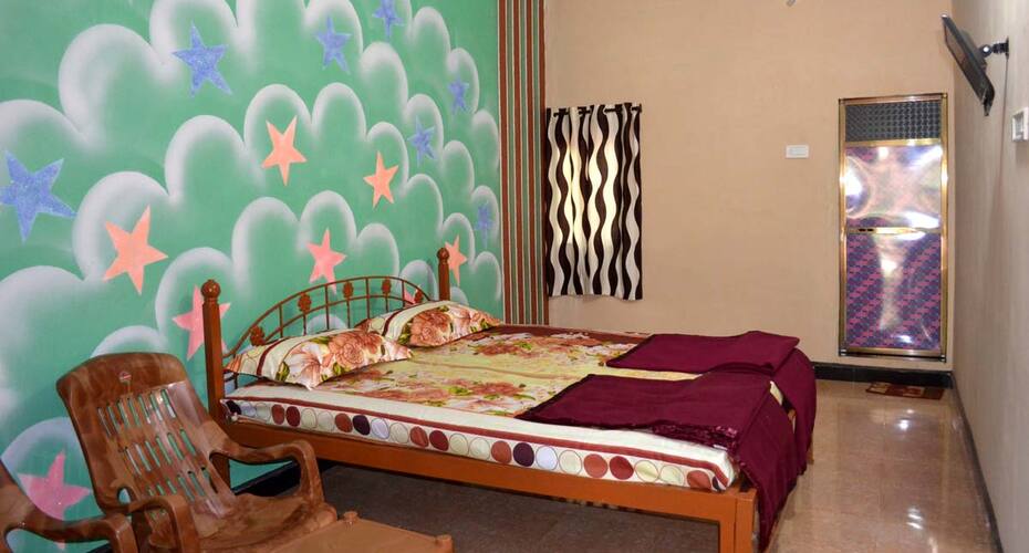 Sarsi Guest House, Guhagar 4